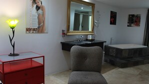 A bathroom with a large mirror, a red vanity, a shower, and a bathtub. - Essenzia de Cancun (Cancun)
