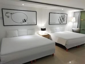 Designrum (2 King Beds) | Duntäcken, individuell inredning, skrivbord och mörkläggningsgardiner