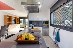 Een koelkast, een microgolfoven, een oven, een vaatwasser