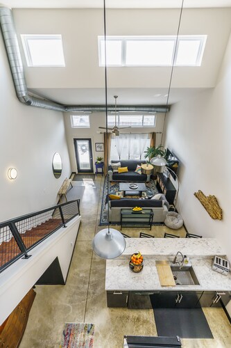 2BR Central Loft w/ Garage, near NCR & Downtown 