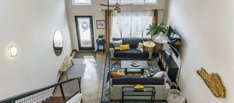 2BR Central Loft w/ Garage, near NCR & Downtown 