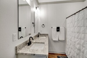 Tina con regadera, secadora de cabello, toallas, jabón 