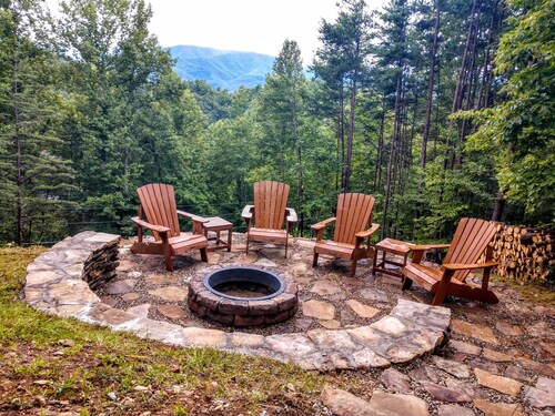 Cozy MOUNTAIN VIEW 2BR/2BA Cabin! Fire Place, Hot Tub, Outdoor Fire Pit & more