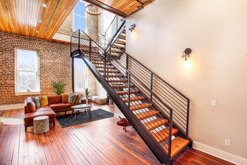 Stunning, Spacious, Stylish Loft off of Broughton Street by Lucky Savannah