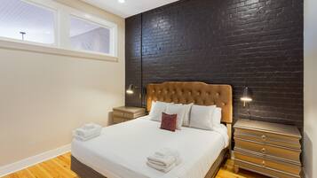 3 bedrooms, iron/ironing board, WiFi (free), bed sheets