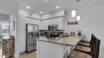 Refrigerador, microondas, horno, placa de cocina