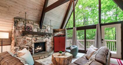 FAMILY FRIENDLY! 2 mi from downtown! Hot Tub Game Room FULLY UPDATED! sleeps 10!