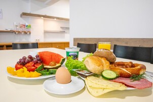 冰箱、微波炉（如有要求）、提供环保清洁产品、纸巾