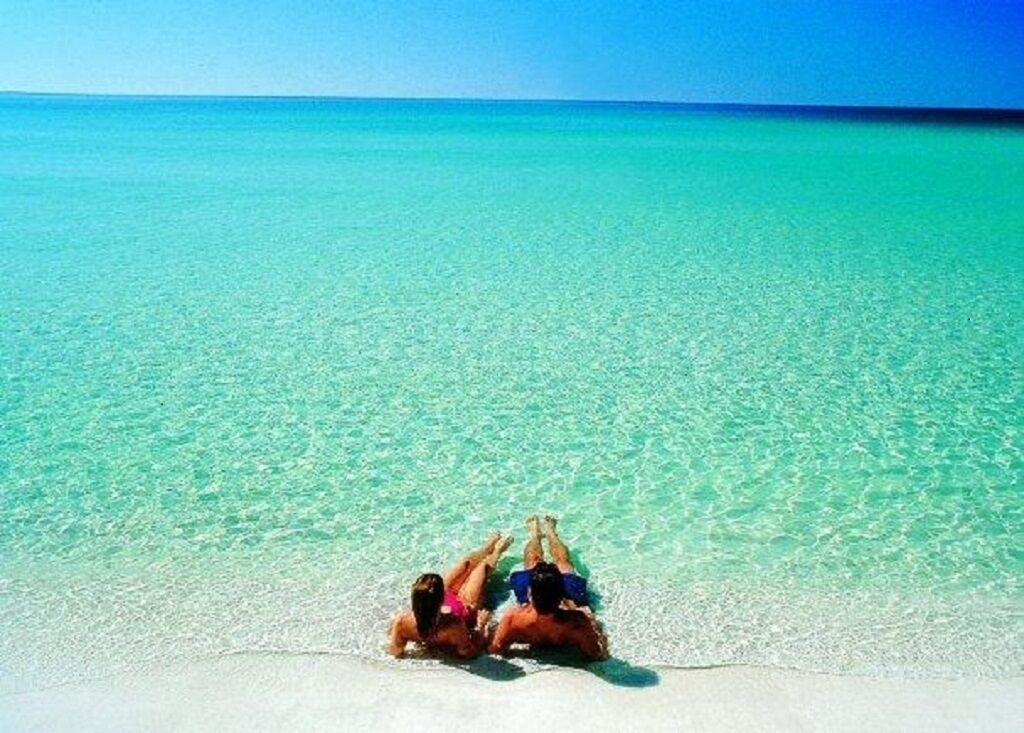 Playa en los alrededores y camastros 