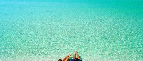 Nær stranden og solsenger