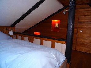 3 bedrooms, desk, WiFi, bed sheets