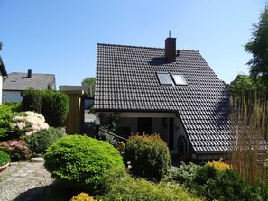 A house with a sloped roof, a chimney, and a small window. - Ferienhaus Urlaub am Meer (Maasholm)