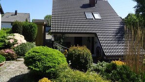 A house with a sloped roof, a chimney, and a small window. - Ferienhaus Urlaub am Meer (Maasholm)