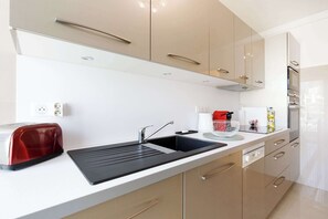 Fridge, microwave, oven, stovetop - On la Croisette fabulous sea view 1 bed (Cannes)