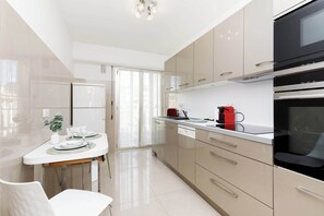 Een koelkast, een magnetron, een oven, een kookplaat