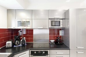 Réfrigérateur, micro-ondes, four, plaque de cuisson