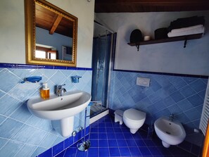 A bathroom with a sink, toilet, bidet, and a shower. - Detached house in nature suitable for families (2 double bedrooms) and dogs (Camaiore)