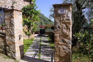 Property grounds - Detached house in nature suitable for families (2 double bedrooms) and dogs (Camaiore)