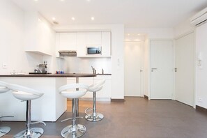 Réfrigérateur, micro-ondes, four, plaque de cuisson