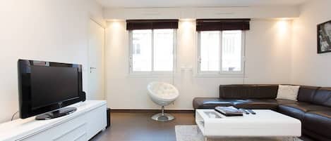 Una televisión, una oficina