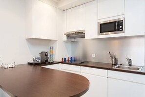 Réfrigérateur, micro-ondes, four, plaque de cuisson