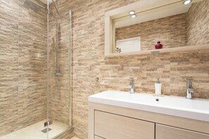 Shower, hair dryer, towels, shampoo