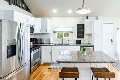 Loft Cabin w, Hot Tub, Fire Pit, Huge Deck & WiFi!