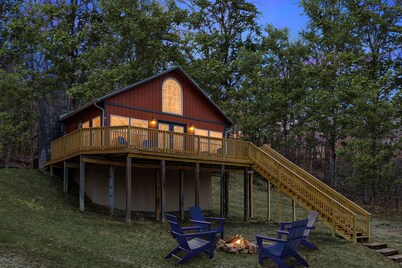 Loft Cabin w, Hot Tub, Fire Pit, Huge Deck & WiFi!