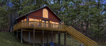 Loft Cabin w, Hot Tub, Fire Pit, Huge Deck & WiFi!