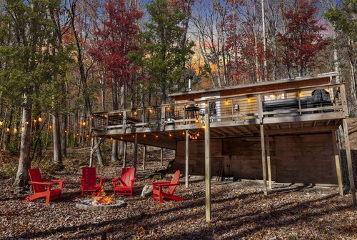 Cozy Cabin w Lake, Hot Tub, Huge Deck & Fire Pit