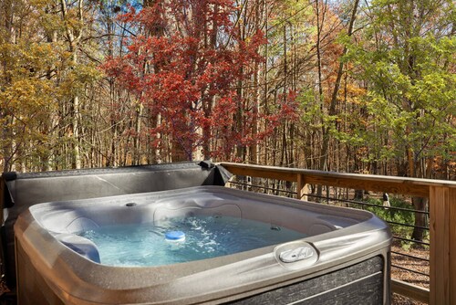 Cozy Cabin w Lake, Hot Tub, Huge Deck & Fire Pit