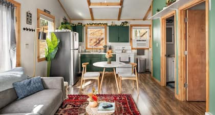 Cozy Cabin w Lake, Hot Tub, Huge Deck & Fire Pit