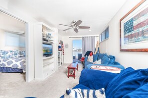 Televisión y chimenea 