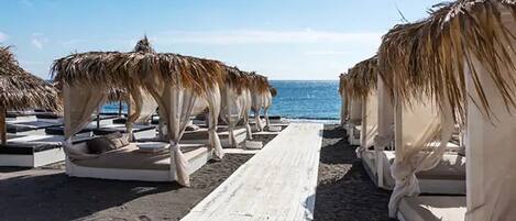 Tæt på stranden, liggestole, badehåndklæder