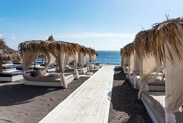 Plage à proximité, chaises longues, serviettes de plage