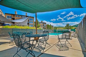 Outdoor dining - Condo with Fireplace & Outdoor Heated Pool (Granby)