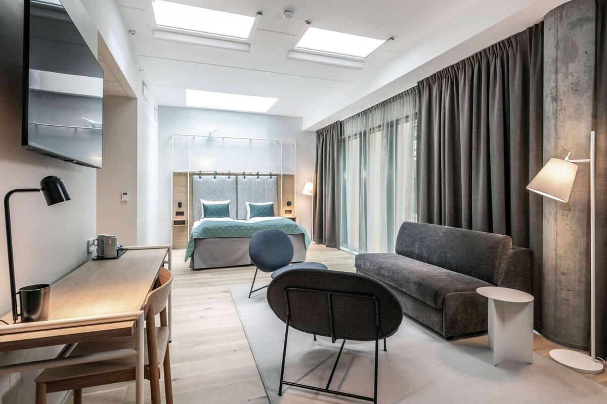 family room - can be a connecting room | 1 bedroom, premium bedding, desk, laptop workspace