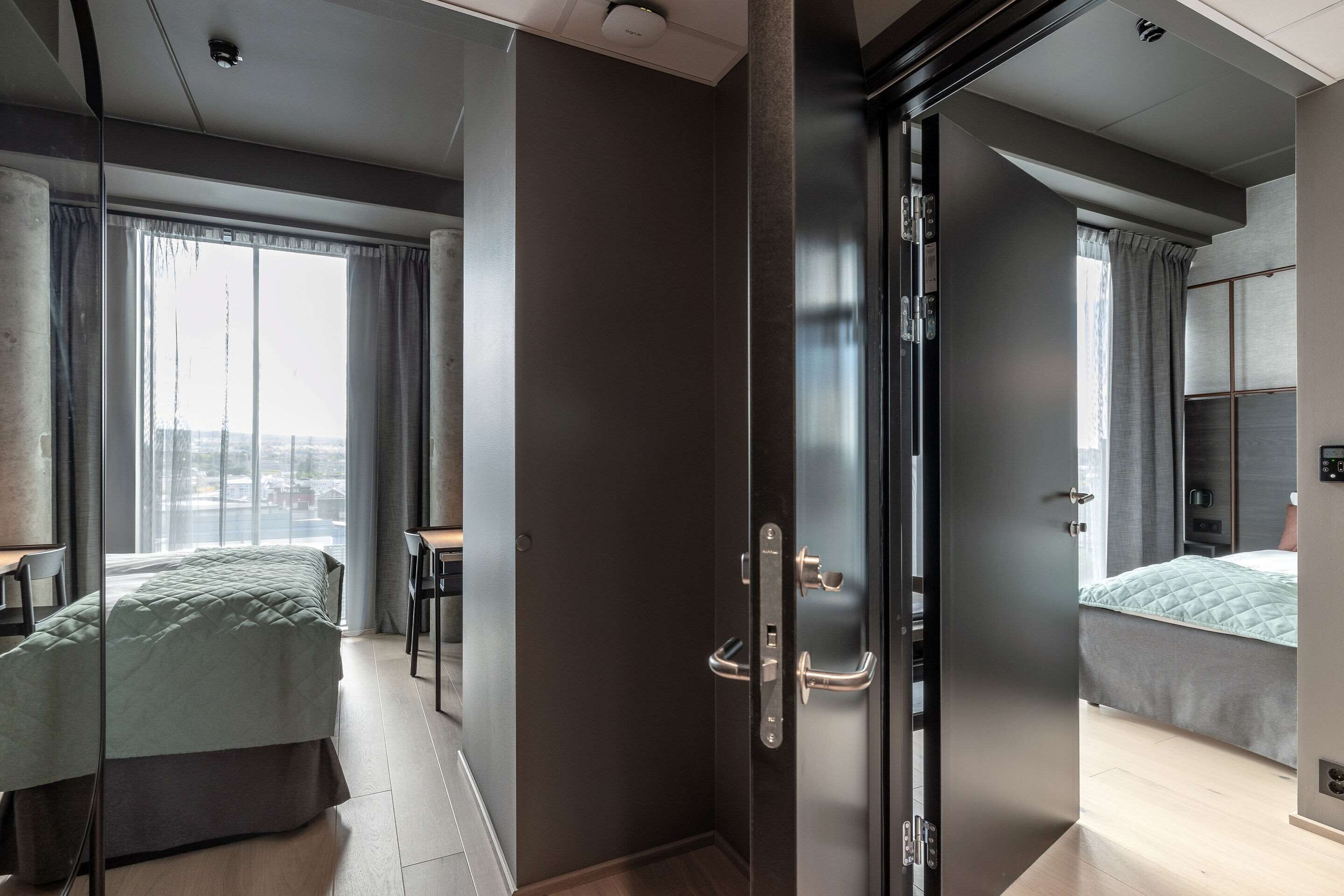 1 bedroom, premium bedding, desk, laptop workspace