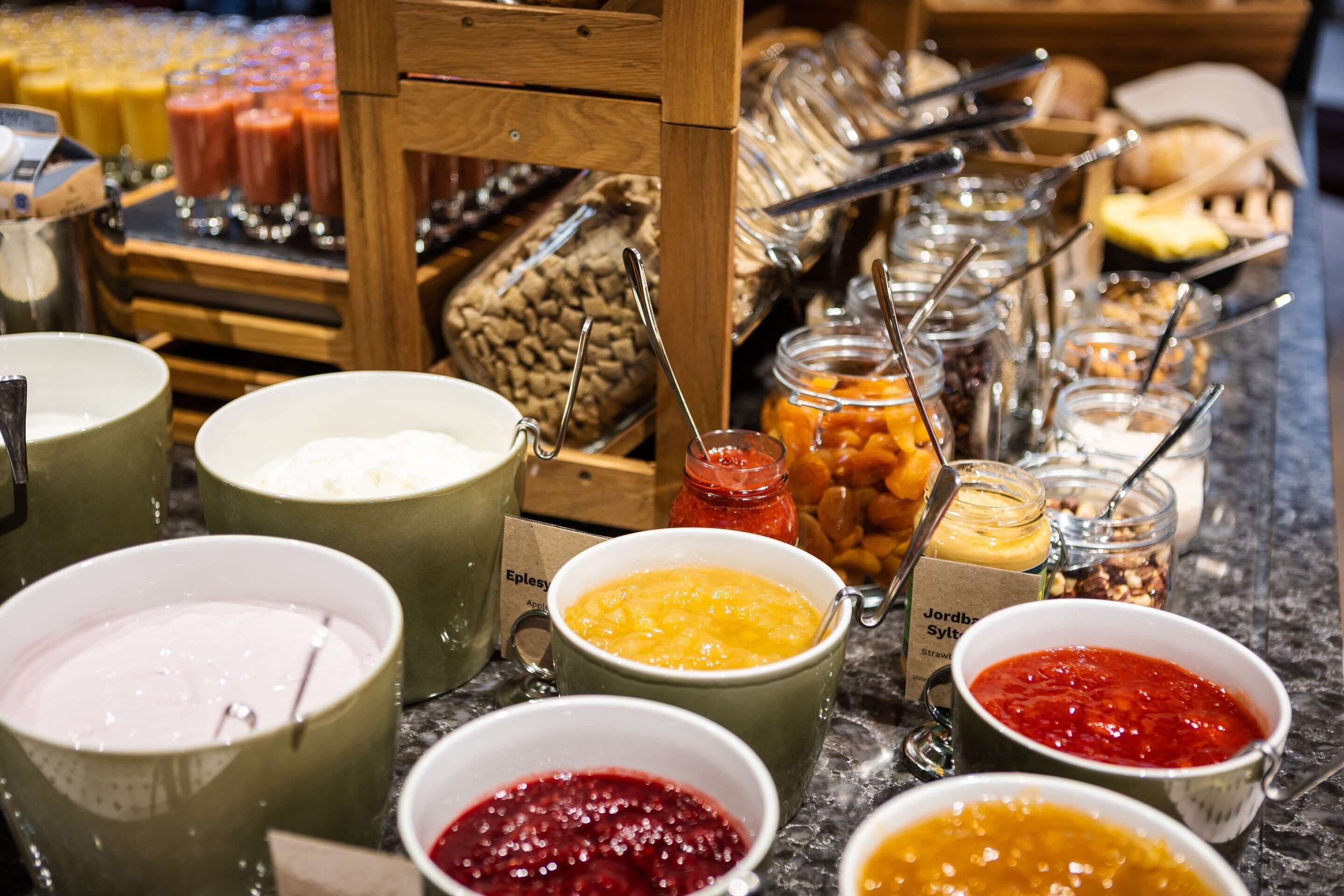 Een buffet met verschillende gerechten en bakken.