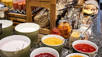 Een buffet met verschillende gerechten en bakken.