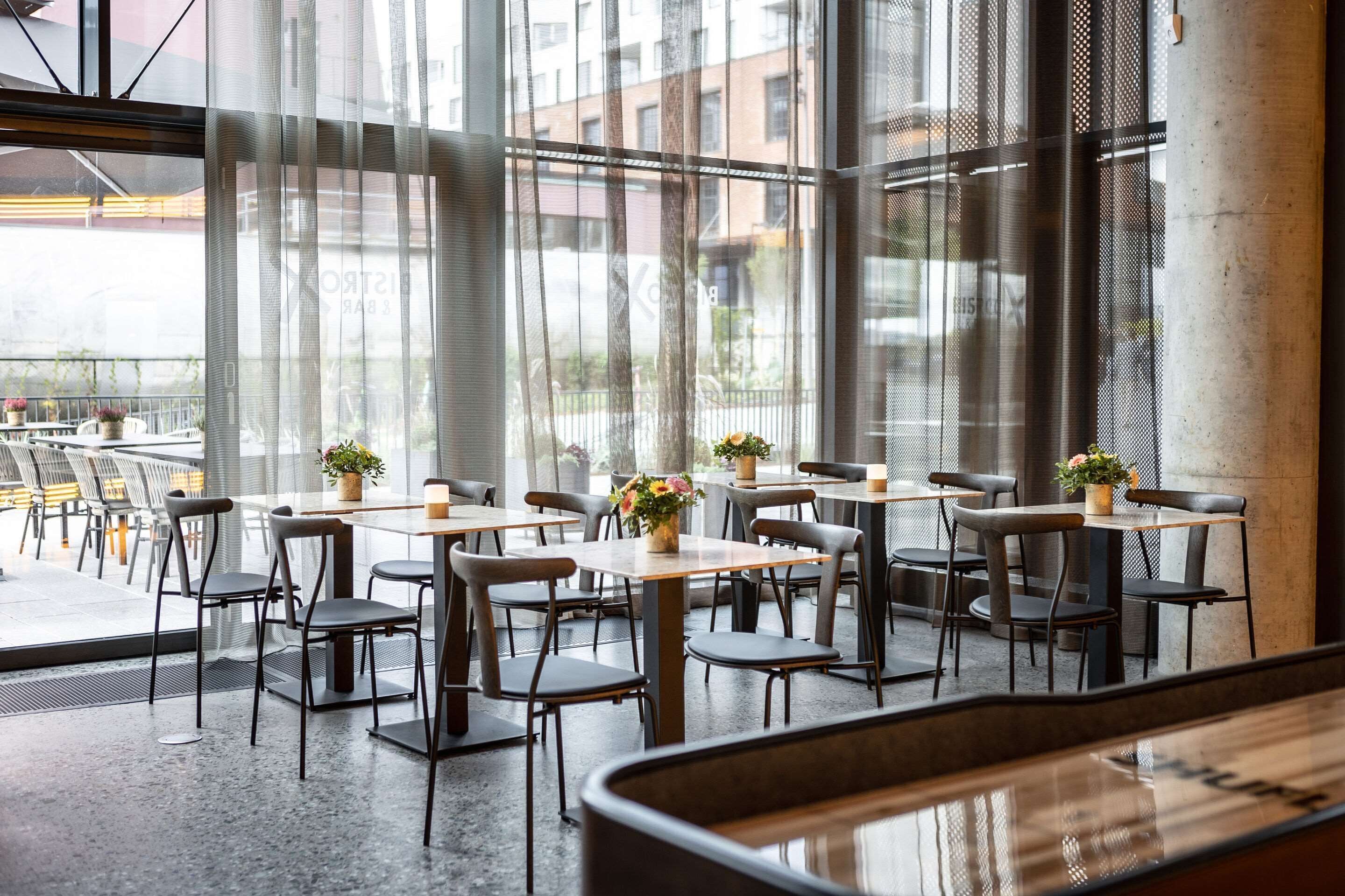 Un restaurante moderno con mesas y sillas dispuestas para comer.