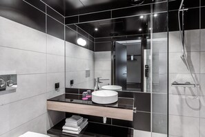 Een douche, een haardroger, handdoeken, zeep