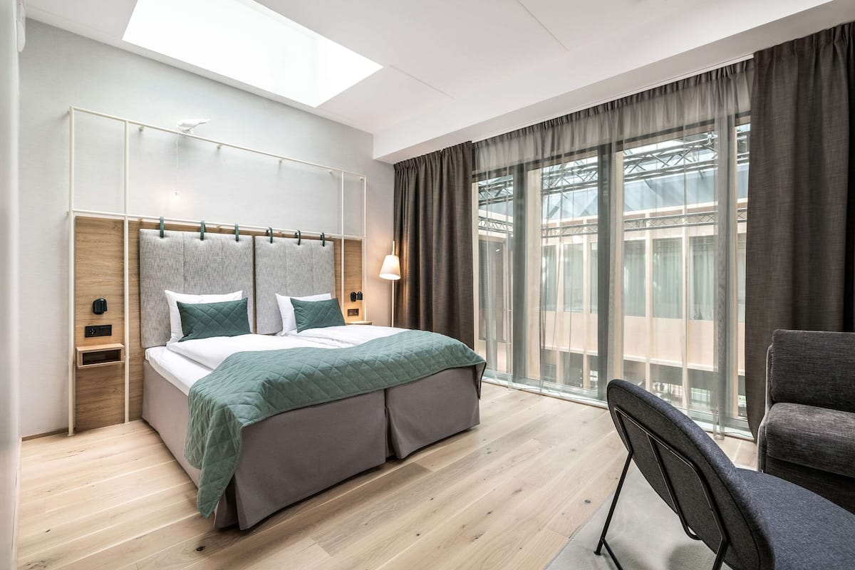 family room - can be a connecting room | 1 bedroom, premium bedding, desk, laptop workspace