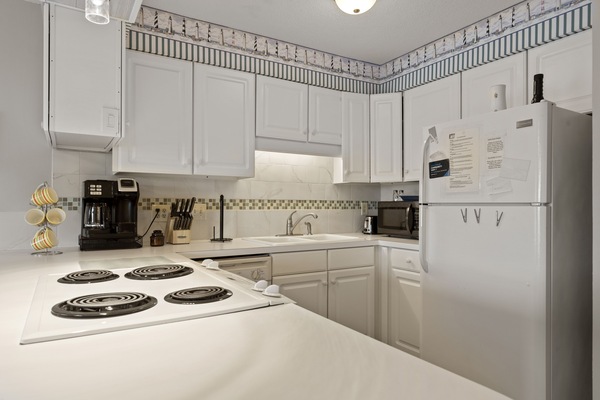 Køleskab, mikrobølgeovn, ovn, kogeplade