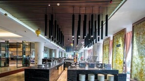 A modern hotel lobby with a central reception desk, high ceilings with vertical lighting, and large windows with curtains. - Rosedale Chunshenhu Resort Hotel Suzhou (Suzhou)