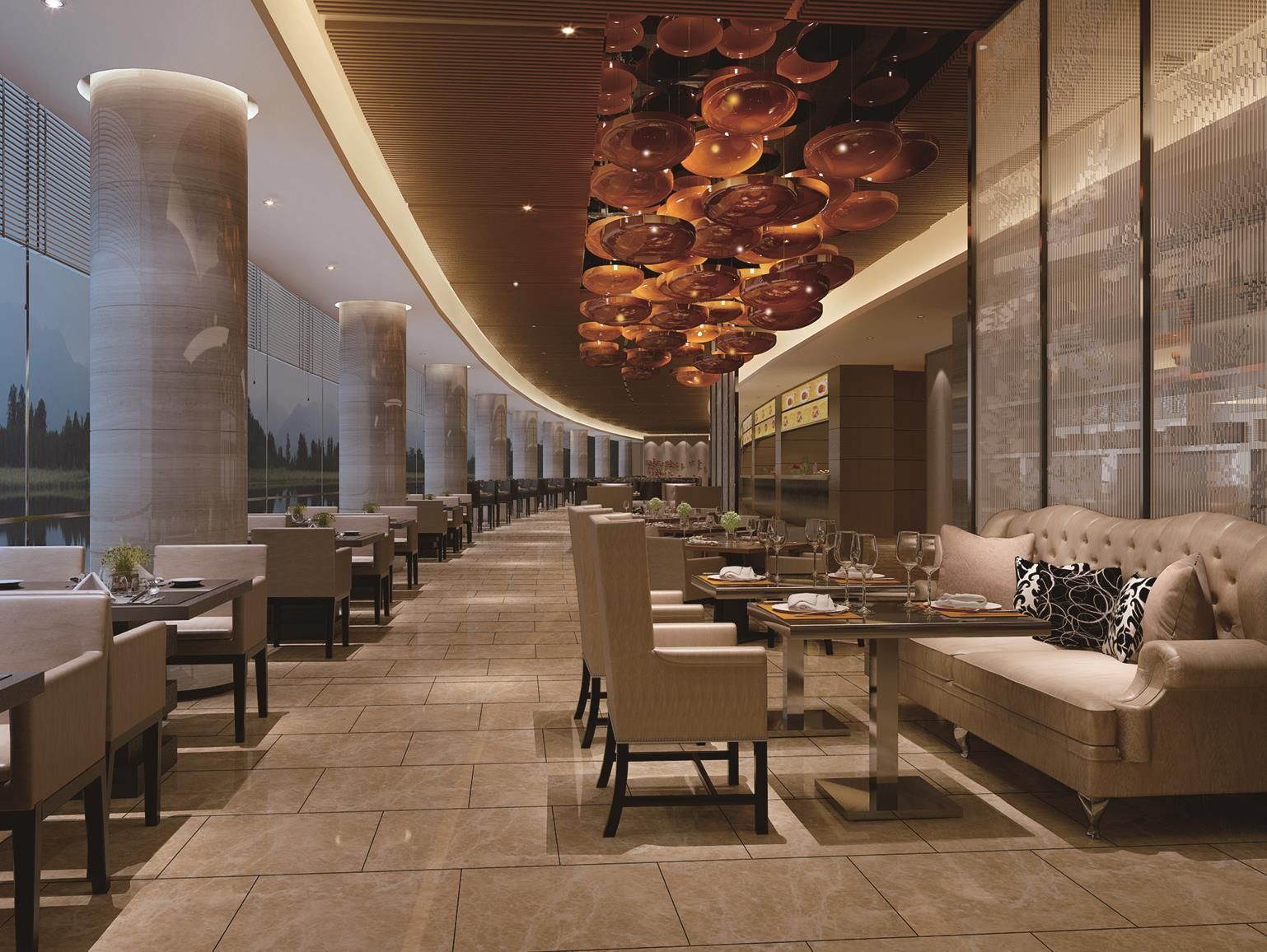 Um restaurante espaçoso com pé-direito alto, luminárias modernas e vista para uma paisagem montanhosa.