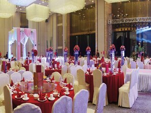 A banquet hall with round tables, white chairs, and red tablecloths. - Jiuhua Chunshenhu Suzhou (Suzhou)