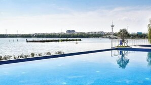 A clear view of a swimming pool with a cityscape in the background. - Rosedale Chunshenhu Resort Hotel Suzhou (Suzhou)