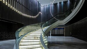 A modern interior with a curved glass staircase leading to a lower level. - Rosedale Chunshenhu Resort Hotel Suzhou (Suzhou)