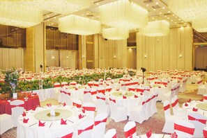 A banquet hall with round tables, white tablecloths, and red sashes. - Jiuhua Chunshenhu Suzhou (Suzhou)